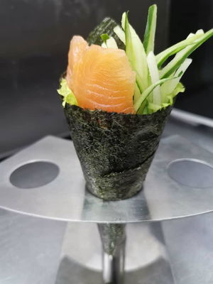 Tm06 Salmon Temaki