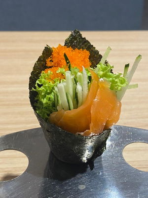 Tm04 Salmon Ebiko Temaki