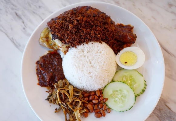 Nasi Lemak Kukus Ayam Berempah Biasa