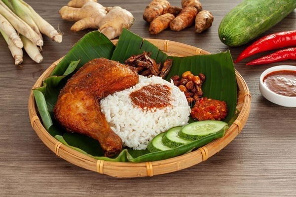 Nasi Lemak Kukus Ayam Berempah Dara